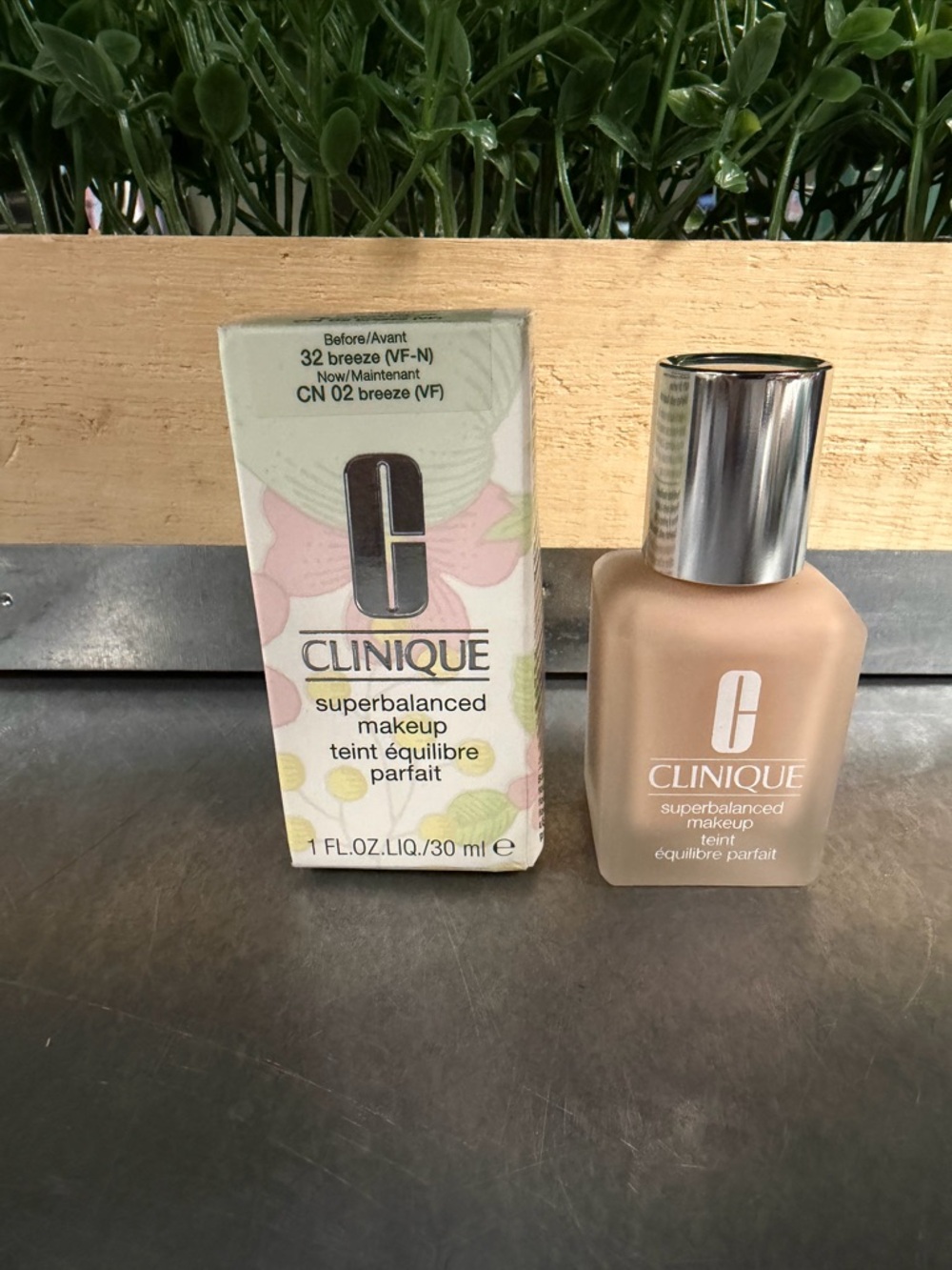 Clinique Superbalanced Liquid Foundation - NEW - Picture 2 of 6